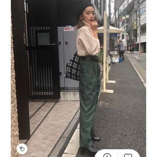 マウジー(moussy)のWAIST BELT TUXEDO PANTS　グリーン　1(カジュアルパンツ)