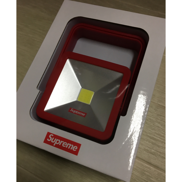 Supreme(シュプリーム)のsupreme Magnetic Klckstand Light 赤 シュプ メンズのファッション小物(その他)の商品写真