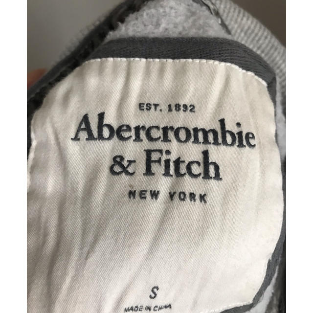 Abercrombie&Fitch(アバクロンビーアンドフィッチ)のAbercrombie & Fitch グレーのパーカー フードつき レディースのトップス(パーカー)の商品写真