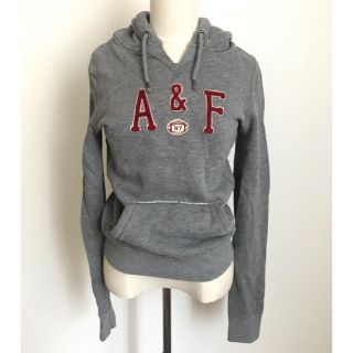 アバクロンビーアンドフィッチ(Abercrombie&Fitch)のAbercrombie & Fitch グレーのパーカー フードつき(パーカー)