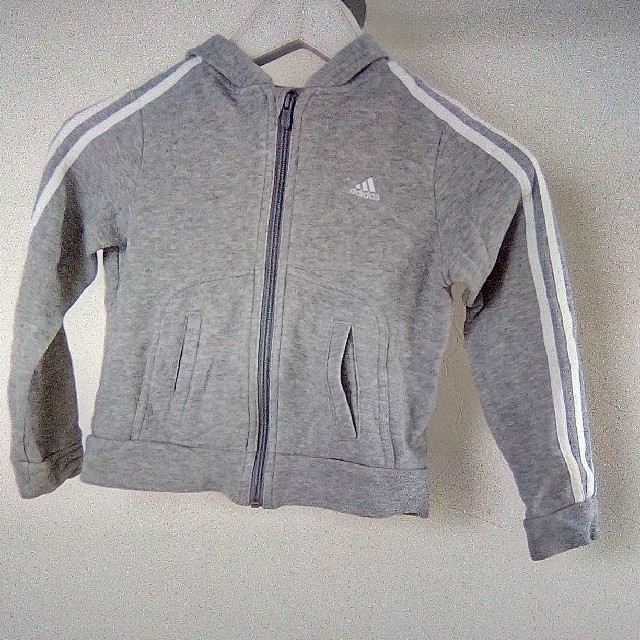 adidas(アディダス)のadidasパーカー キッズ/ベビー/マタニティのキッズ服女の子用(90cm~)(ジャケット/上着)の商品写真