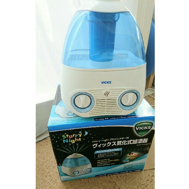 VICKS　美品　プロジェクター付気化式加湿器 スマホ/家電/カメラの生活家電(加湿器/除湿機)の商品写真