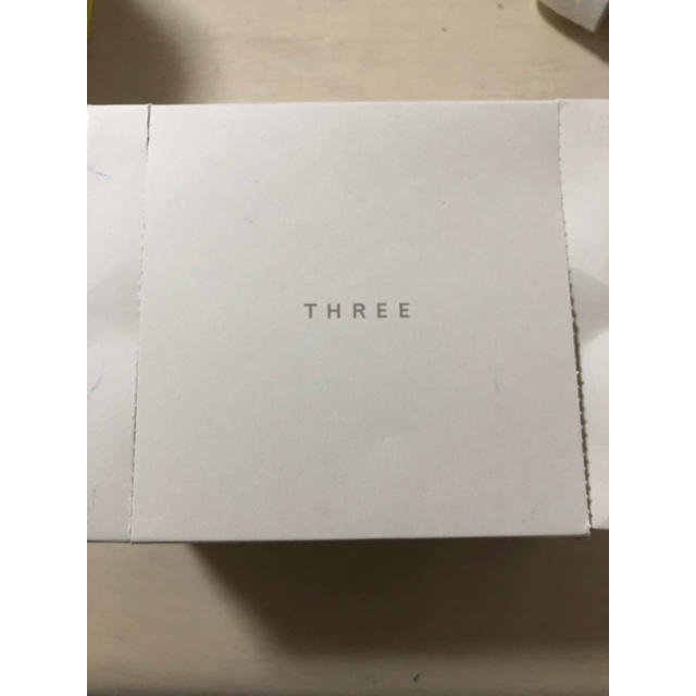 THREE(スリー)の最終お値下げ☆THREE☆ルースパウダー(グロー)01☆コットンセット コスメ/美容のベースメイク/化粧品(フェイスパウダー)の商品写真