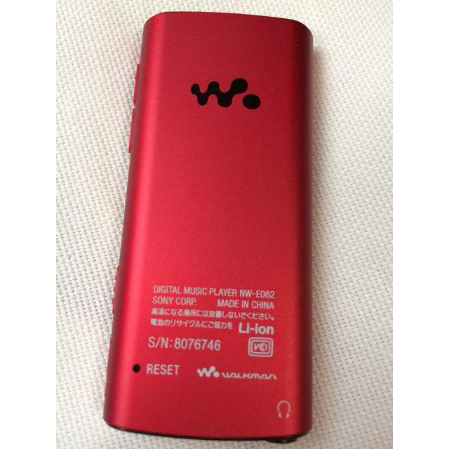 WALKMAN(ウォークマン)のソニーウォークマンNW-E062 スマホ/家電/カメラのオーディオ機器(ポータブルプレーヤー)の商品写真