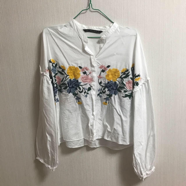 ZARA(ザラ)のzara 花柄シャツ レディースのトップス(シャツ/ブラウス(長袖/七分))の商品写真