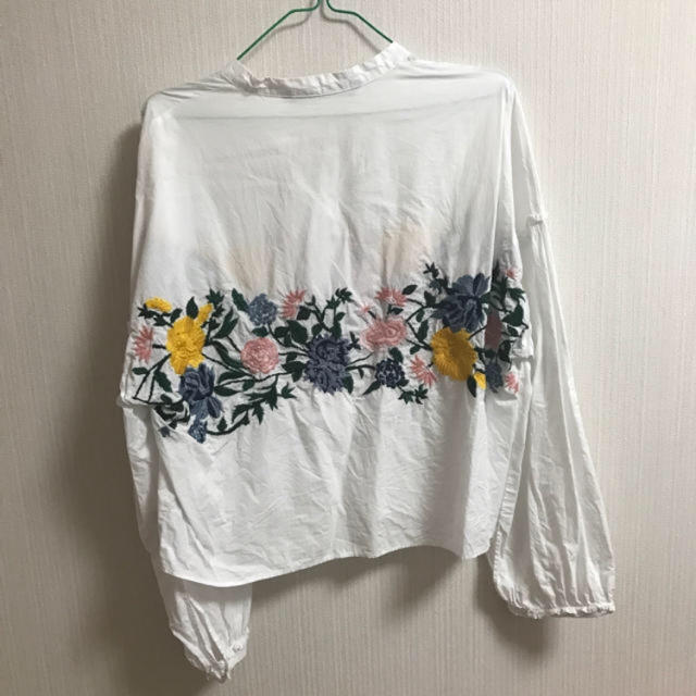 ZARA(ザラ)のzara 花柄シャツ レディースのトップス(シャツ/ブラウス(長袖/七分))の商品写真