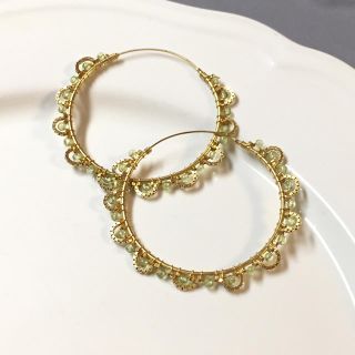 ジュエリーツツミ(JEWELRY TSUTSUMI)のk18メッキサークルピアス/優しいグリーンのビーズ(ピアス)