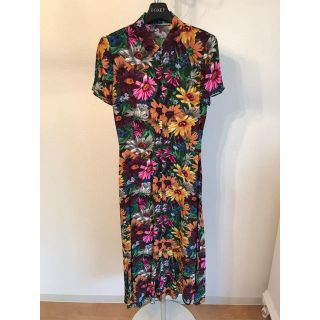 ザラ(ZARA)の【新品・未使用品】ZARA 大人花柄ワンピース👗サイズXS(ひざ丈ワンピース)