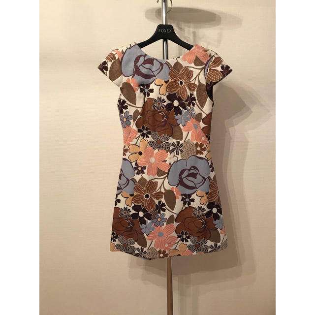 ZARA(ザラ)の【新品・未使用品】ZARA 花柄ワンピース👗XSサイズ レディースのワンピース(ミニワンピース)の商品写真