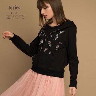 トッコ(tocco)のLily Lulu カラフルビジュー刺繍スウェットパーカー(パーカー)