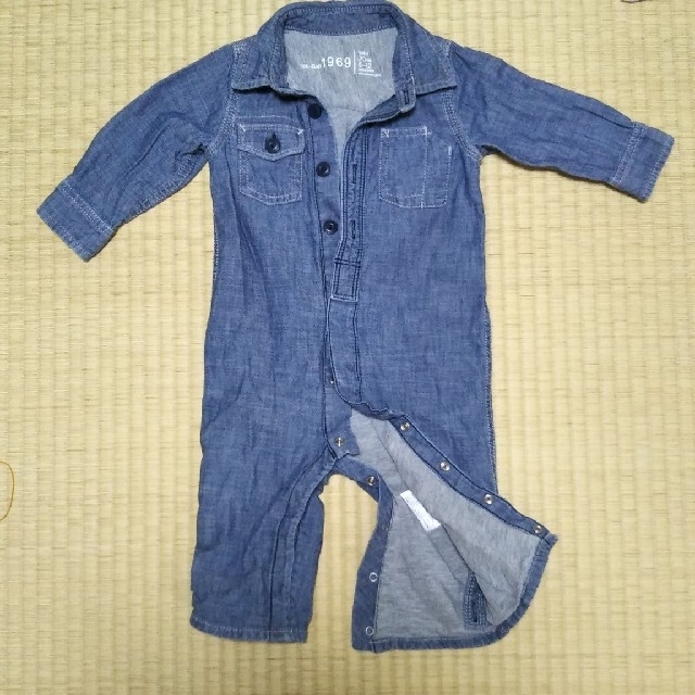 babyGAP(ベビーギャップ)のデニムロンパース キッズ/ベビー/マタニティのベビー服(~85cm)(ロンパース)の商品写真