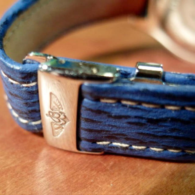 BREITLING(ブライトリング)の美品 ブライトリング 純正 Dバックル シャークスキン 20mm ブルー  メンズの時計(レザーベルト)の商品写真