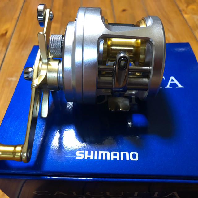 SHIMANO(シマノ)のシマノ カルカッタ400F スポーツ/アウトドアのフィッシング(リール)の商品写真