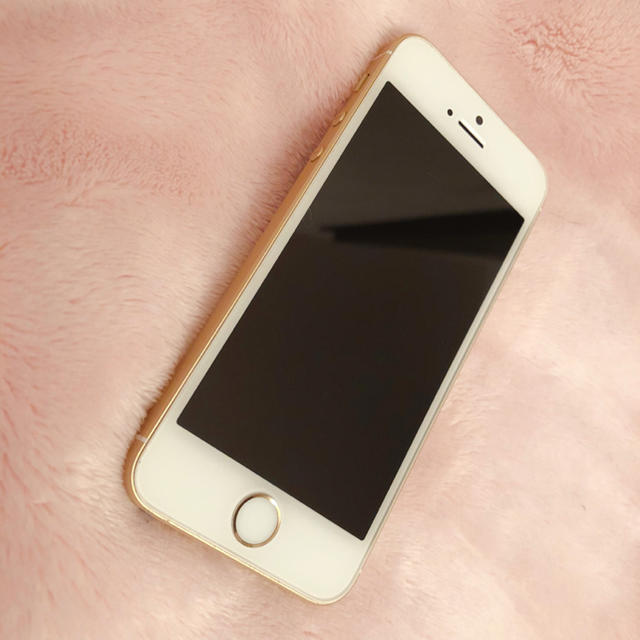 Apple(アップル)のiPhoneSE 64GB ゴールド スマホ/家電/カメラのスマートフォン/携帯電話(携帯電話本体)の商品写真