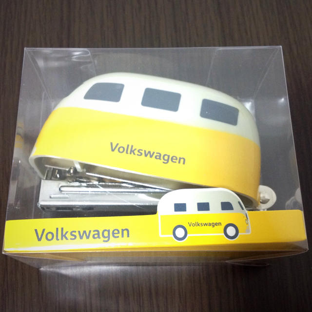 Volkswagen(フォルクスワーゲン)の【Volkswsgen】ノベルティ バス型ホチキス エンタメ/ホビーのコレクション(ノベルティグッズ)の商品写真
