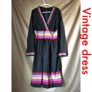【Vintage／送料込・即購入可】カラフルライン入りVネックブラックドレス(ひざ丈ワンピース)