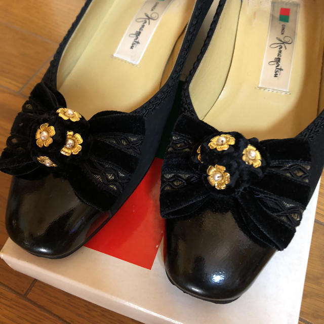 GINZA Kanematsu(ギンザカネマツ)のカネマツ 黒パンプスリボン レディースの靴/シューズ(ハイヒール/パンプス)の商品写真
