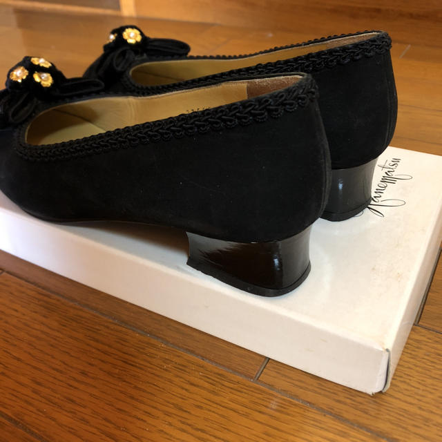 GINZA Kanematsu(ギンザカネマツ)のカネマツ 黒パンプスリボン レディースの靴/シューズ(ハイヒール/パンプス)の商品写真