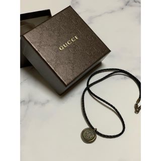 グッチ(Gucci)のグッチ レザー ネックレス GUCCI クレスト ペンダント チョーカー (ネックレス)