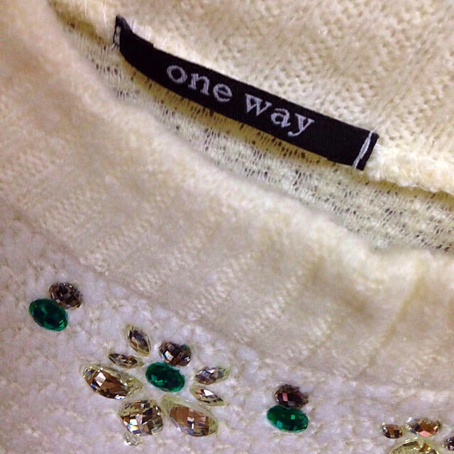 one*way(ワンウェイ)のone way ビジュー付き白ニット レディースのトップス(ニット/セーター)の商品写真