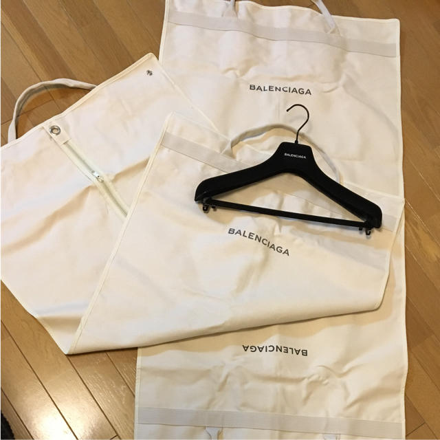 Balenciaga(バレンシアガ)のBALENCIAGA ガーメントケース1個&ハンガー1個 レディースのファッション小物(その他)の商品写真