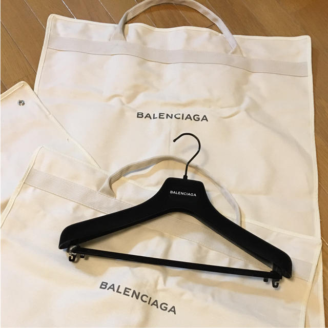 Balenciaga(バレンシアガ)のBALENCIAGA ガーメントケース1個&ハンガー1個 レディースのファッション小物(その他)の商品写真