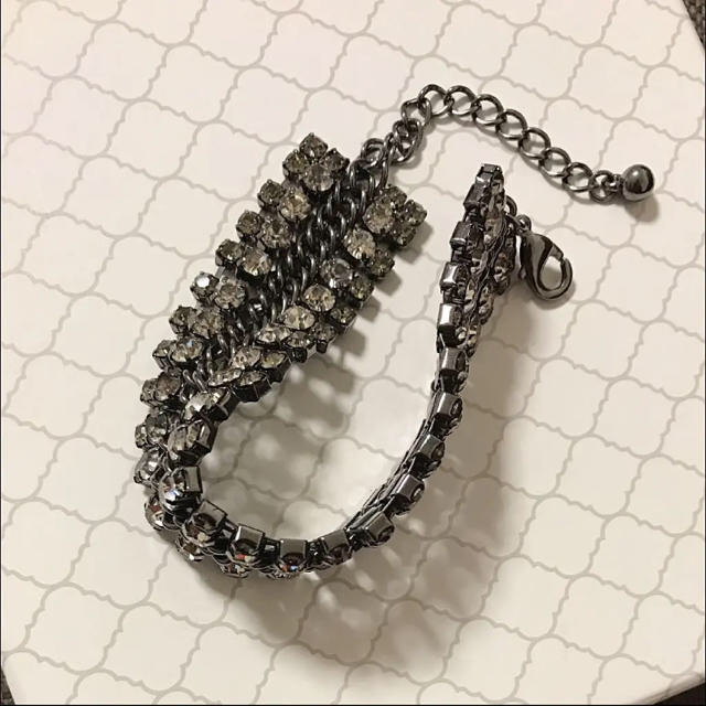 ZARA(ザラ)のザラ グレー系ビジューブレスレット レディースのアクセサリー(ブレスレット/バングル)の商品写真