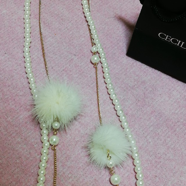 CECIL McBEE(セシルマクビー)の新品未使用★セシルマクビー★ファー付パールネックレス★ レディースのアクセサリー(ネックレス)の商品写真