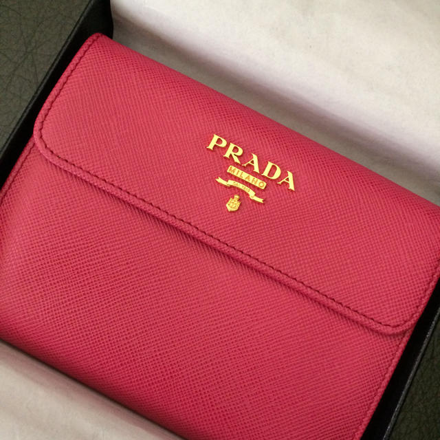 PRADA(プラダ)の新品未使用 プラダサフィアーノミニ折財布ピンクバッグ長23ウォレットバッグレザー レディースのファッション小物(財布)の商品写真