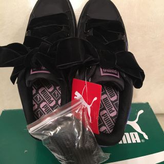 フリークスストア(FREAK'S STORE)の新品PUMA☆今期ベロアリボン付き24㎝スニーカー黒紫(スニーカー)