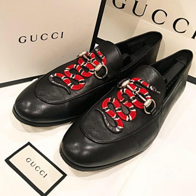 Gucci(グッチ)のGUCCI スネークパンプス グッチ 蛇柄 人気商品 スネークパンプス使用品特価 メンズの靴/シューズ(スニーカー)の商品写真