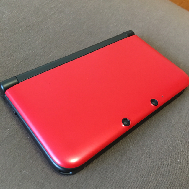 ニンテンドー3DS(ニンテンドー3DS)の送料無料！ニンテンドー3DS LL レッド ブラック ポーチソフト付き エンタメ/ホビーのゲームソフト/ゲーム機本体(携帯用ゲーム機本体)の商品写真