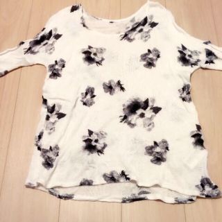 エイチアンドエム(H&M)の花柄トップス(カットソー(長袖/七分))