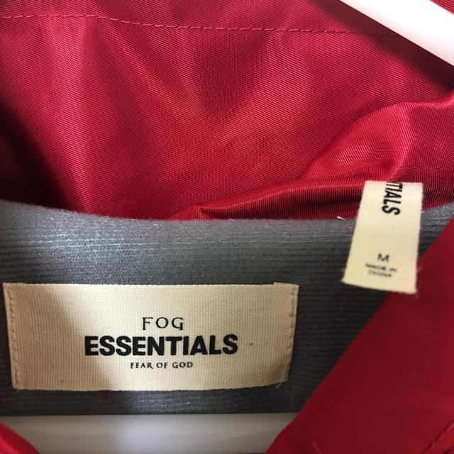 FEAR OF GOD(フィアオブゴッド)のFOG ESSENTIALS コーチジャケット 赤 Mサイズ メンズのジャケット/アウター(ブルゾン)の商品写真