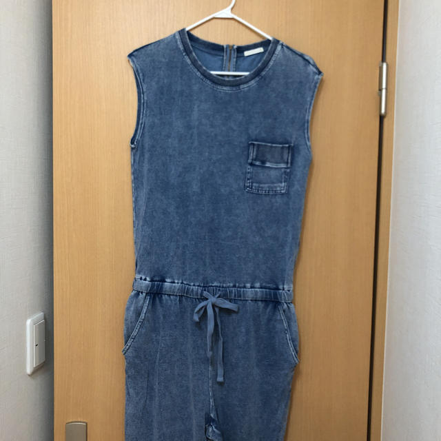 GU(ジーユー)のgu デニムロンパース レディースのパンツ(オールインワン)の商品写真