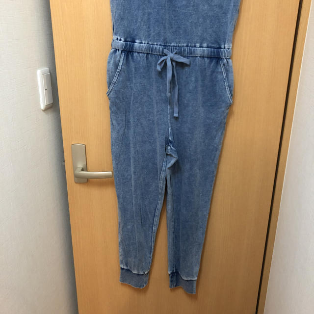 GU(ジーユー)のgu デニムロンパース レディースのパンツ(オールインワン)の商品写真