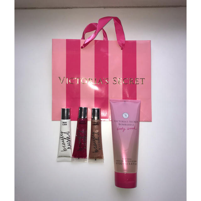 Victoria's Secret(ヴィクトリアズシークレット)のビクトリアシークレット♪body wash、グロス3点 コスメ/美容のベースメイク/化粧品(リップグロス)の商品写真