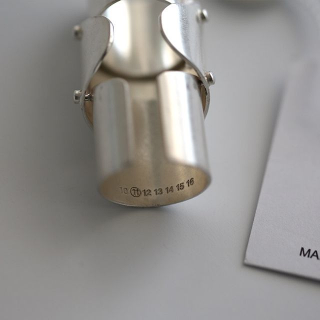 Maison Martin Margiela(マルタンマルジェラ)のメゾン マルジェラ アーマーリング 指輪 ヴィヴィアンウエストウッド マルタン レディースのアクセサリー(リング(指輪))の商品写真