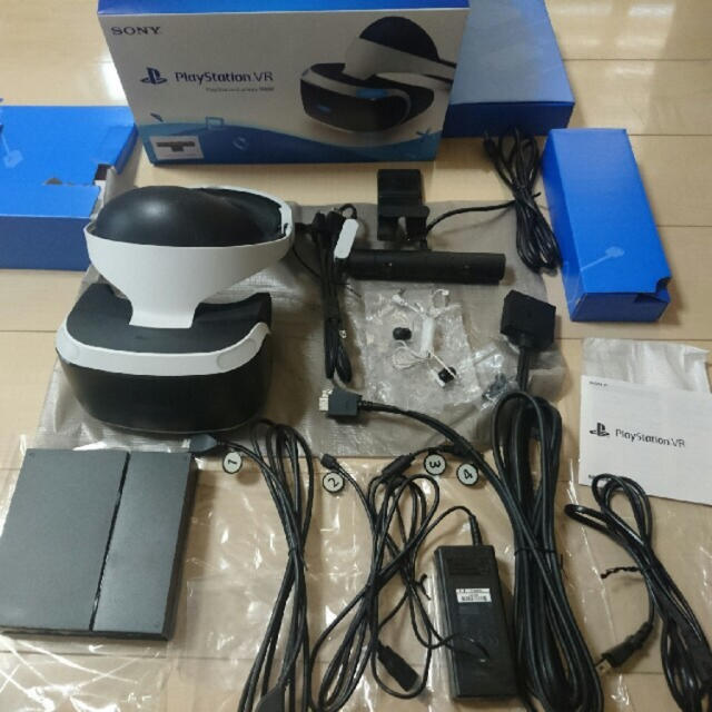 PlayStation VR(プレイステーションヴィーアール)のPlayStation Camera同梱版 (CUHJ-16001)  エンタメ/ホビーのゲームソフト/ゲーム機本体(家庭用ゲーム機本体)の商品写真