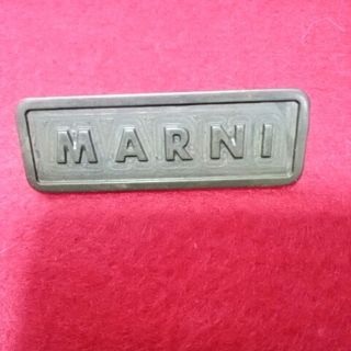 マルニ(Marni)のマルニ　ピンブローチ　ロゴ入ネームプレート　ブロンズ色(ブローチ/コサージュ)