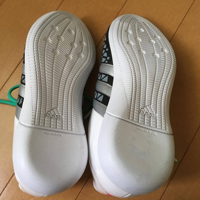 adidas(アディダス)のadidas トレーニングシューズ キッズ/ベビー/マタニティのキッズ靴/シューズ(15cm~)(その他)の商品写真