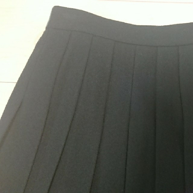 Lois CRAYON(ロイスクレヨン)の【ほぼ未使用】ロイスクレヨン 黒 プリーツ巻きスカート レディースのスカート(ひざ丈スカート)の商品写真