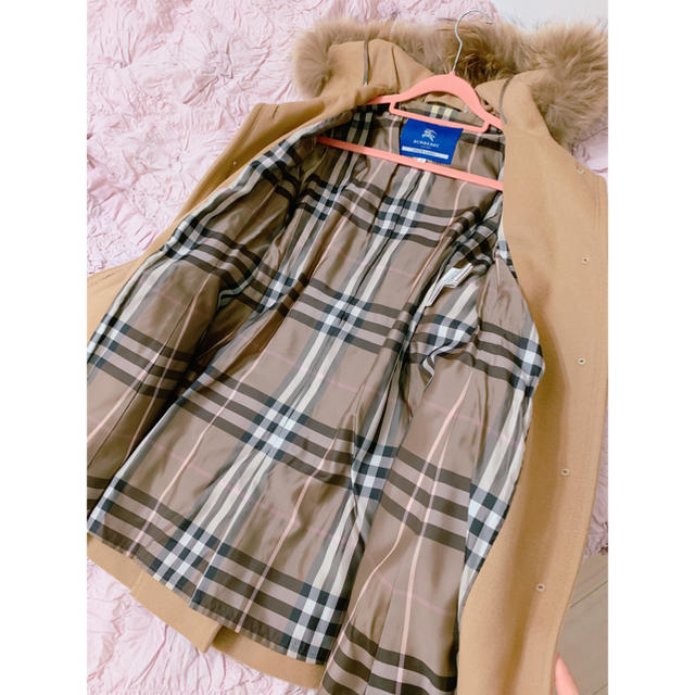 BURBERRY BLUE LABEL(バーバリーブルーレーベル)のバーバリー新品ファー襟ダッフルコート雑誌掲載Burberry銀座購入未使用美品 レディースのジャケット/アウター(ダッフルコート)の商品写真