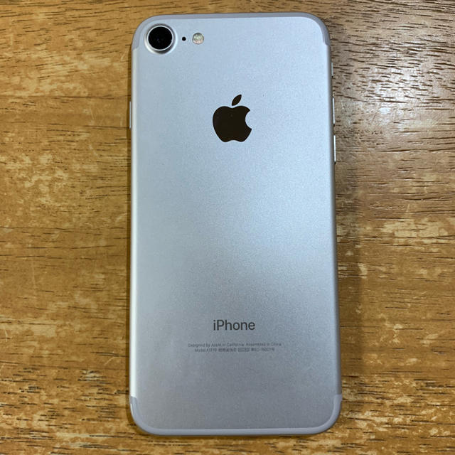 iPhone(アイフォーン)の【美品】iPhone7 128GB シルバー SIMフリー スマホ/家電/カメラのスマートフォン/携帯電話(スマートフォン本体)の商品写真