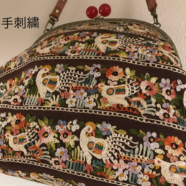 ハンドメイド がま口バッグ サリーボーダー 手刺繍 インド リボン 鳥 花刺繍 ハンドメイドのファッション小物(バッグ)の商品写真