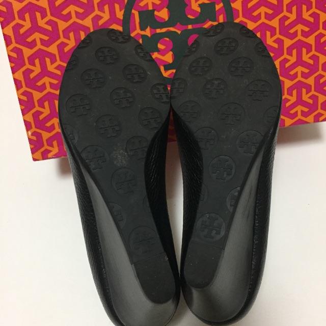 Tory Burch(トリーバーチ)のトリーバーチ☆オープトゥー ウェッジソール ブラック レディースの靴/シューズ(ハイヒール/パンプス)の商品写真