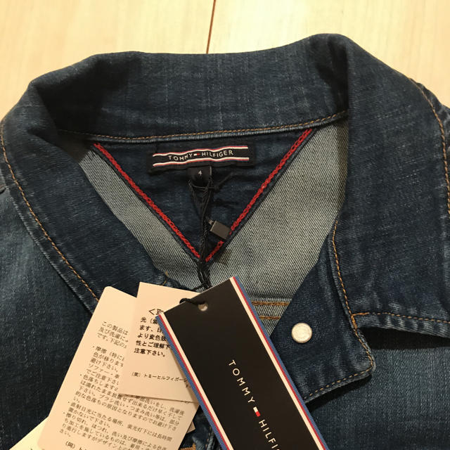 TOMMY HILFIGER(トミーヒルフィガー)の未使用 トミーヒルフィガーのデニムジャケットです レディースのトップス(その他)の商品写真