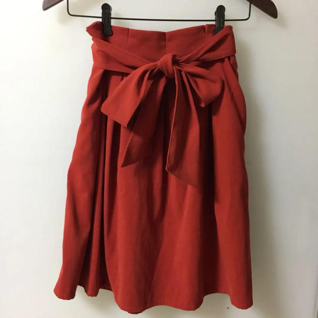 ViS(ヴィス)のVIS vis ウエストリボン フレアスカート 赤 レッド フリーサイズ 美品 レディースのスカート(ひざ丈スカート)の商品写真
