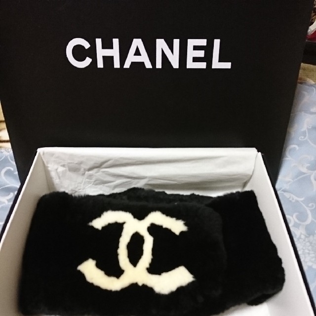 CHANEL(シャネル)のCHANEL シャネル ラパン マフラー(未使用品)！黒 タグ.箱付き レディースのファッション小物(マフラー/ショール)の商品写真