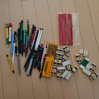トンボエンピツ(トンボ鉛筆)の鉛筆HB11本、2H 1本、赤9本、シャーペン38本、消しゴム21個、ケース4個(その他)
